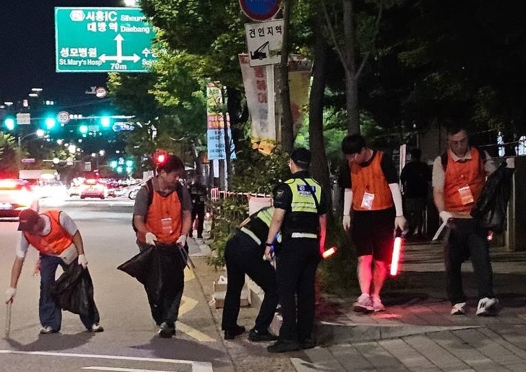행사 후 한강공원에서 쓰레기를 정리하는 한화 임직원 봉사단